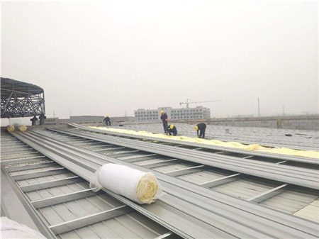 鋼結(jié)構(gòu)廠房的頂部安裝